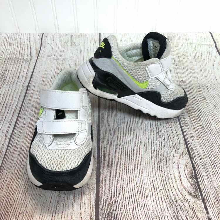 Nike White Size 6 Boys Sneakers