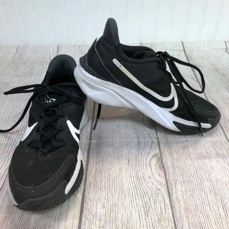 Nike Black & White Size 5 Boys Sneakers