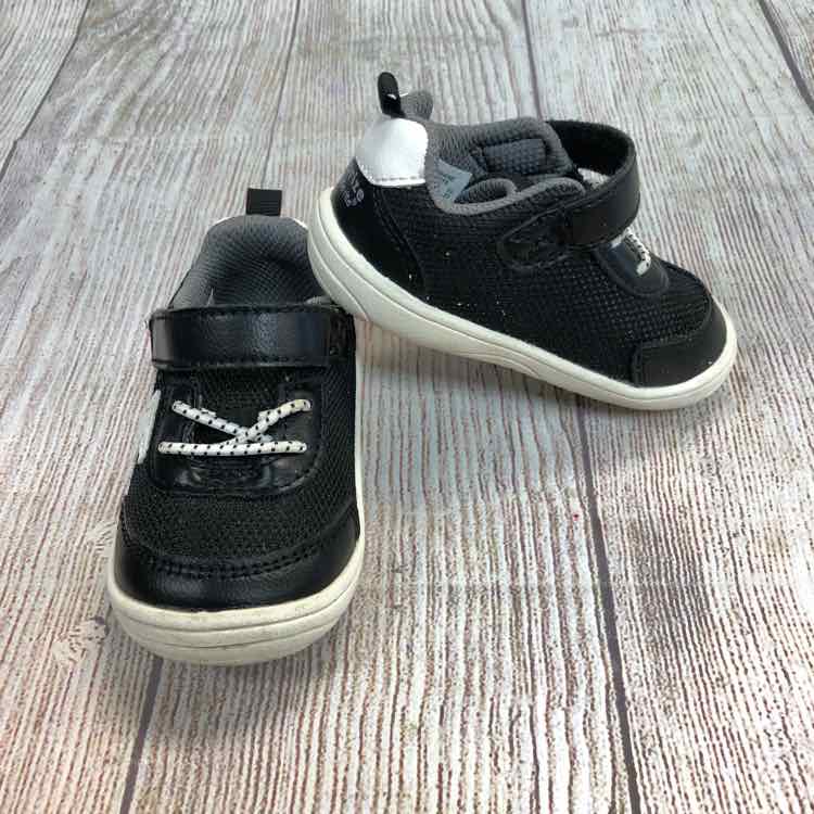 Surprize Black & White Size 4 Boys Sneakers