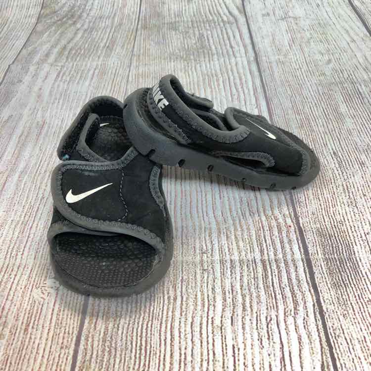 Nike Black Size 4 Boys Water Shoes