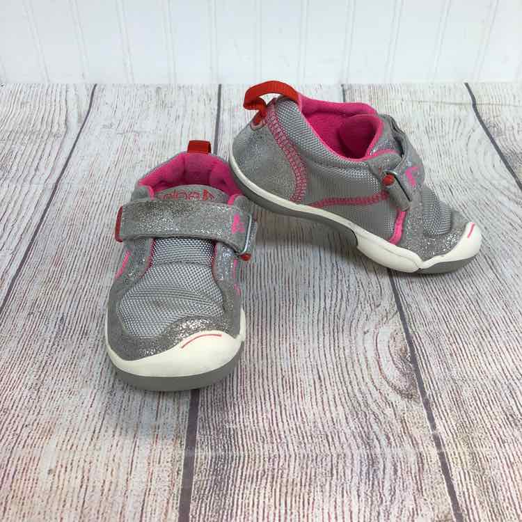 Plae Silver Size 7.5 Girls Sneakers