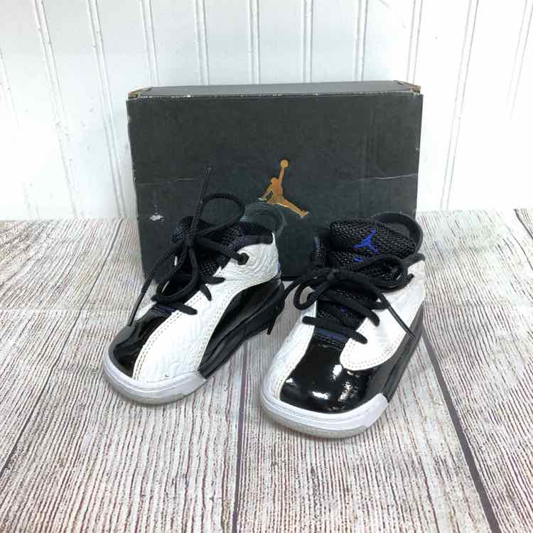 Air Jordan Black & White Size 4 Boys Sneakers